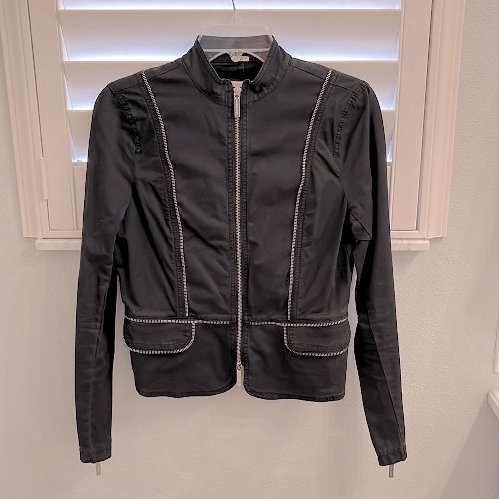 Michael Kors lightweight jacket with zipper detail! 🧥